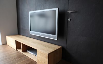 MI LAPUL A KŐ ALATT?